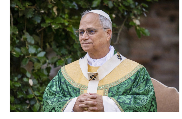 papa-rimskiy-prinyal-v-vatikane-moniku-beluchchi