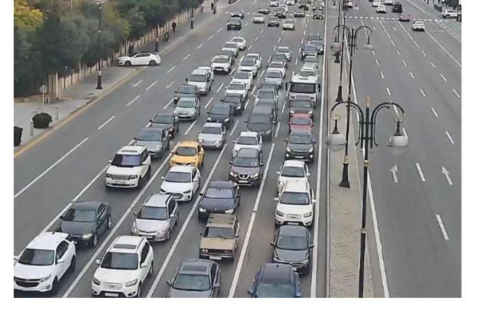 na-ryade-ulits-i-prospektov-baku-zatrudneno-dvizhenie-transporta