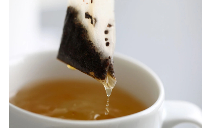 uchenye-obnaruzhili-chaynye-paketiki-vydelyayut-v-vodu-milliardy-toksichnykh-chastits