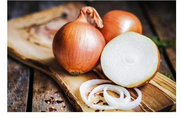 kakie-izmeneniya-proizoydut-v-organizme-yesli-yezhednevno-yest-luk-nazvany-8-plyusov