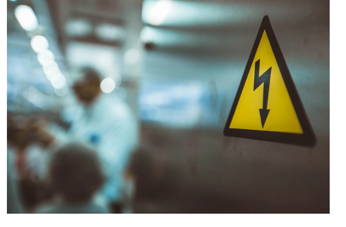 vozbuzhdeno-ugolovnoe-delo-po-faktu-gibeli-4-kh-rabotnikov-lake-hotel-ot-udara-tokom