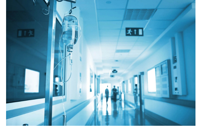 v-baku-obrushilsya-balkon-zhilogo-zdaniya-yest-postradavshaya