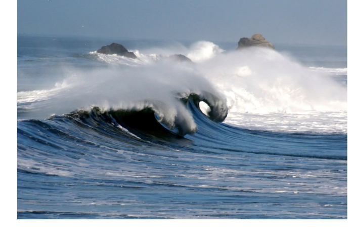 na-plyazhe-v-ssha-bolshaya-volna-unesla-v-okean-troikh-chelovek