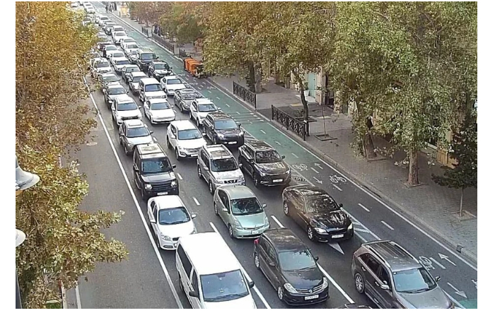 v-baku-na-ryade-osnovnykh-ulits-i-prospektov-zatrudneno-dvizhenie-transporta
