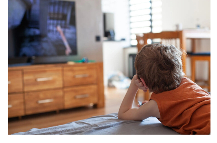 detskiy-nevrolog-dazhe-fonovaya-rabota-televizora-tormozit-razvitie-rebenka