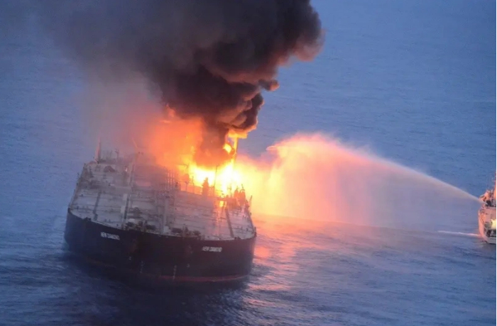 v-chernom-more-na-tankere-proizoshel-vzryv-i-pozhar