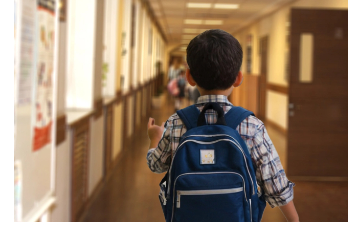 pervoklassnik-skonchalsya-vo-dvore-shkoly