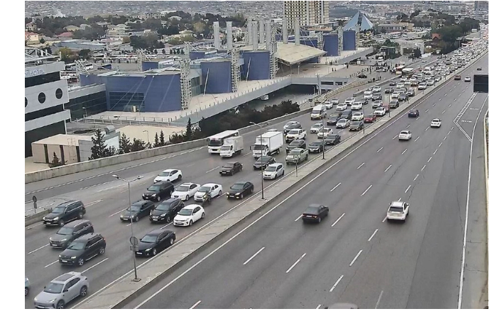 na-ryade-ulits-i-prospektov-baku-zatrudneno-dvizhenie-transporta