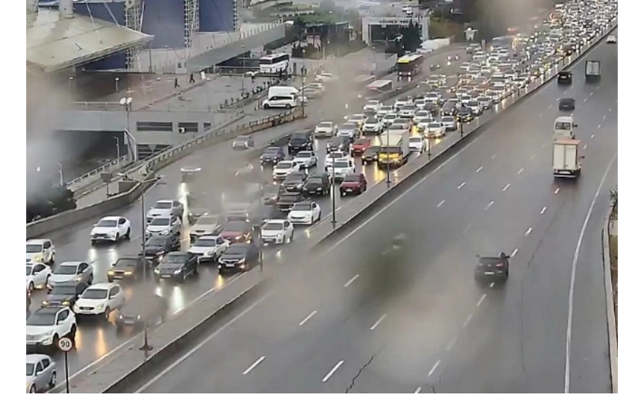 na-ryade-ulits-i-prospektov-baku-zatrudneno-dvizhenie-transporta