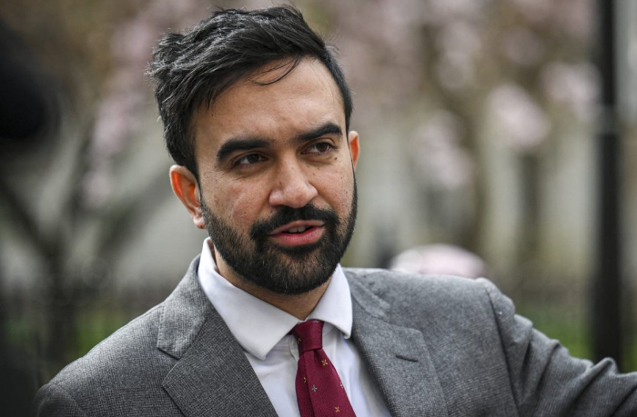 nyu-york-vybiraet-mera-demokrat-zokhran-mamdani-lidiruet-v-oprosakh