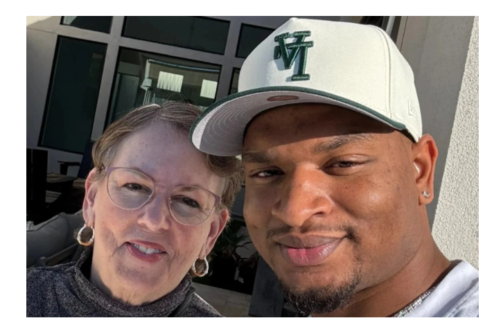 sluchaynoe-sms-oshibka-podarila-pensionerke-novuyu-semyu