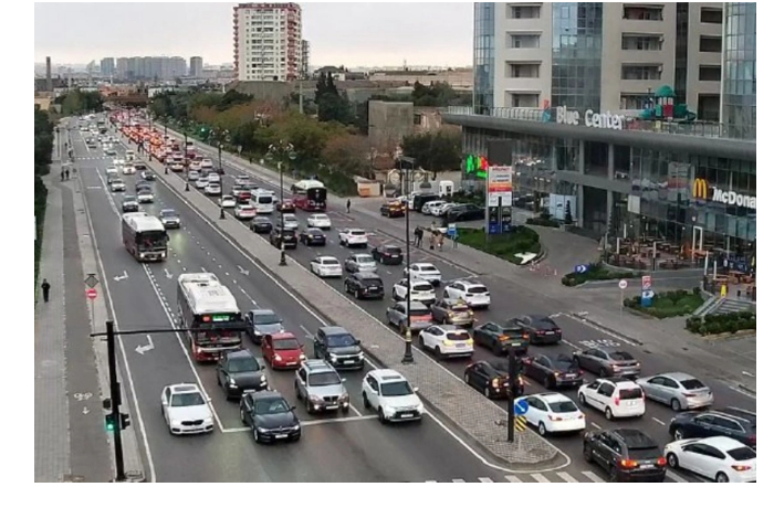 na-ryade-ulits-i-prospektov-baku-zatrudneno-dvizhenie-transporta