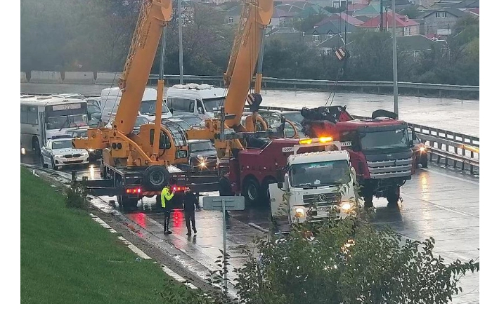 neispravnyy-gruzovik-vyzval-zator-na-zykhskom-shosse-v-baku