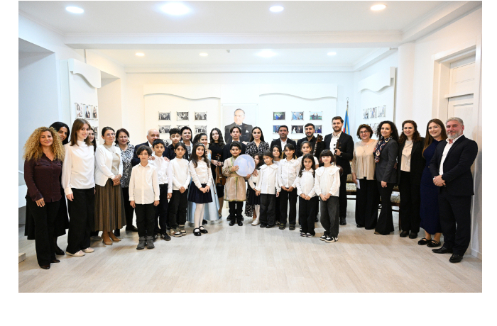 leyla-alieva-posetila-srednyuyu-spetsialnuyu-muzykalnuyu-shkolu-imeni-byulbyulya