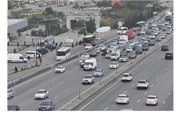 na-ryade-ulits-i-prospektov-baku-zatrudneno-dvizhenie-transporta