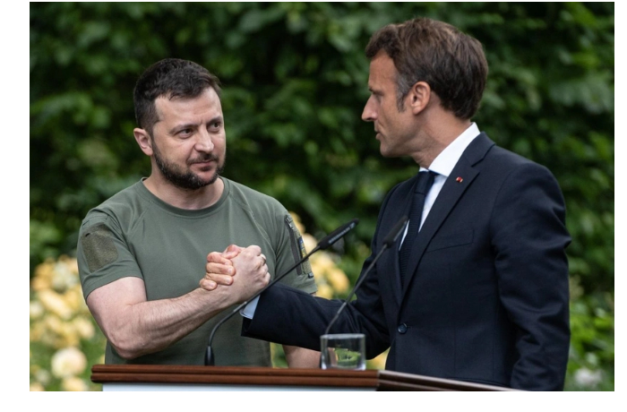 zelenskiy-i-makron-provodyat-peregovory-v-parizhe