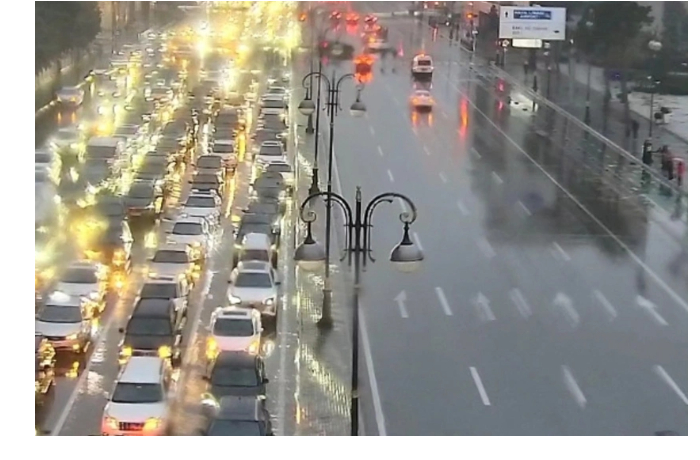 na-ryade-ulits-i-prospektov-baku-zatrudneno-dvizhenie-transporta