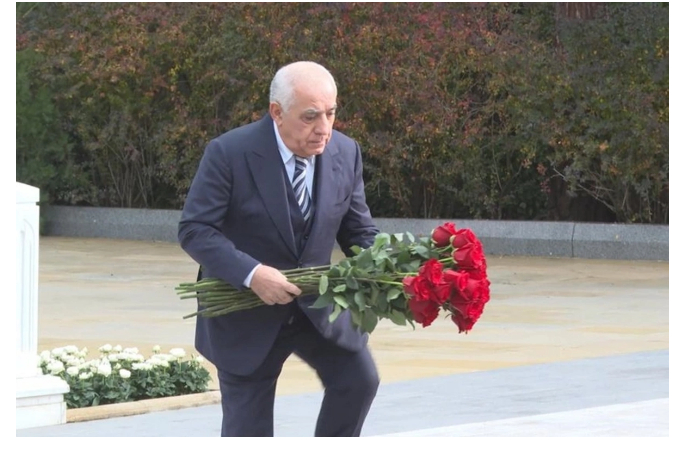 ali-asadov-posetil-mogilu-geydara-alieva