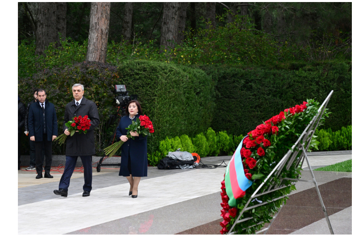 ofitsialnye-litsa-gosudarstva-i-pravitelstva-posetili-alleyu-pochetnogo-zakhoroneniya