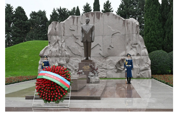 prezident-i-pervaya-ledi-posetili-mogilu-obshchenatsionalnogo-lidera-geydara-alieva