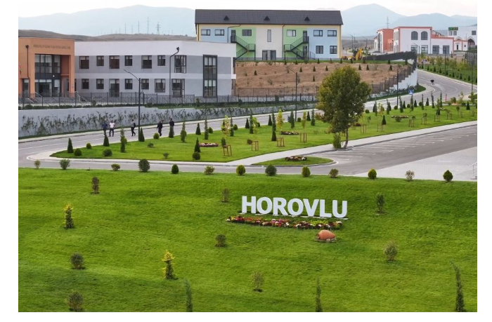 v-selo-khorovlu-vyekhala-ocherednaya-gruppa-byvshikh-vynuzhdennykh-pereselentsev