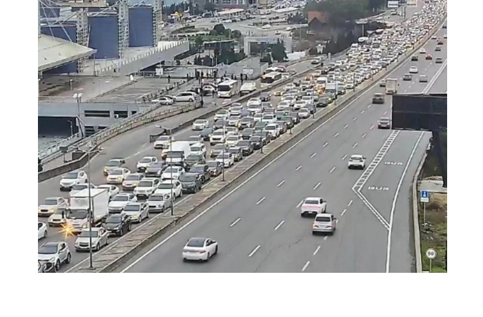 v-baku-pochti-na-20-glavnykh-ulitsakh-i-prospektakh-zatrudneno-dvizhenie-transporta