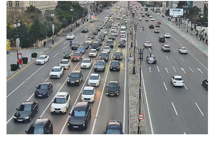 na-ryade-ulits-i-prospektov-baku-zatrudneno-dvizhenie-transporta