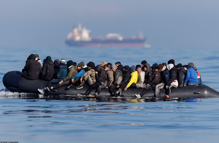 bolee-41-000-nelegalnykh-migrantov-peresekli-la-mansh-v-2025-godu