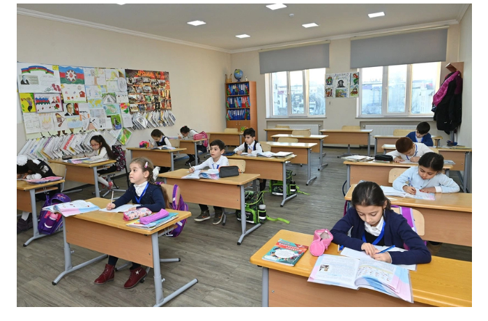 v-baku-bolee-47-tys-uchenikov-smenili-shkolu-cherez-elektronnuyu-sistemu