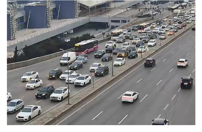 v-baku-na-ryade-ulits-i-prospektov-zatrudneno-dvizhenie-transporta