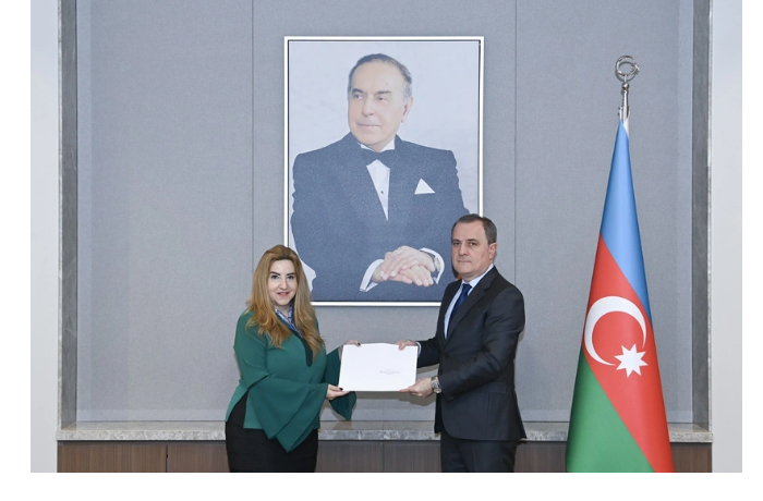 novyy-posol-gretsii-vruchila-kopiyu-veritelnykh-gramot-dzheykhunu-bayramovu