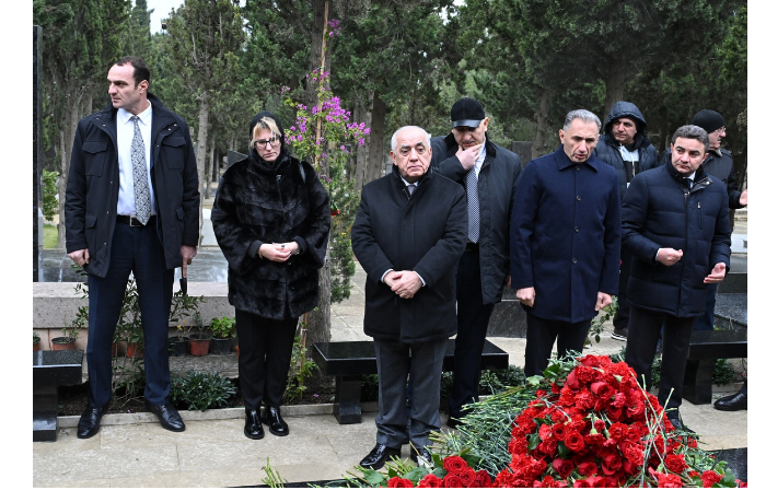 ali-asadov-posetil-mogily-pogibshikh-chlenov-ekipazha-azal-ali-asadov-posetil-mogily-pogibshikh-chlenov-ekipazha-azal