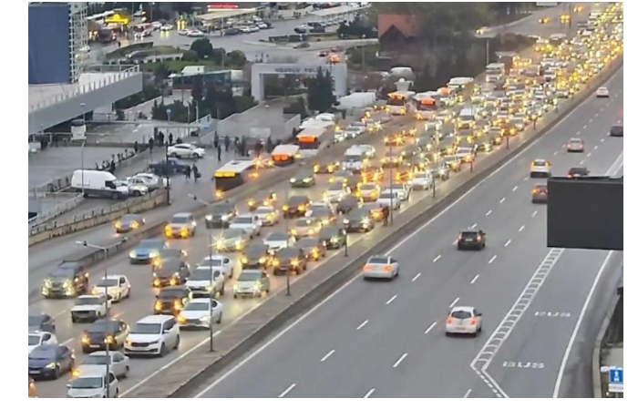 na-ryade-ulits-i-prospektov-baku-zatrudneno-dvizhenie-transporta