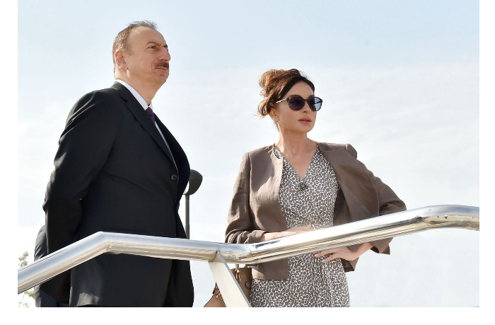 prezident-ilkham-aliev-i-pervaya-ledi-mekhriban-alieva-posetili-baku-belyy-gorod-foto