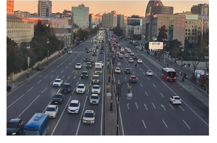 v-baku-na-ryade-ulits-i-prospektov-zatrudneno-dvizhenie-transporta