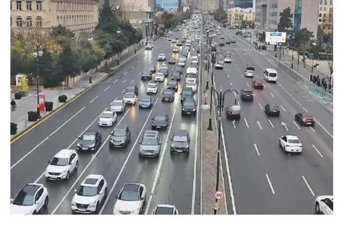 v-baku-na-ryade-osnovnykh-ulits-i-prospektov-zatrudneno-dvizhenie-transporta