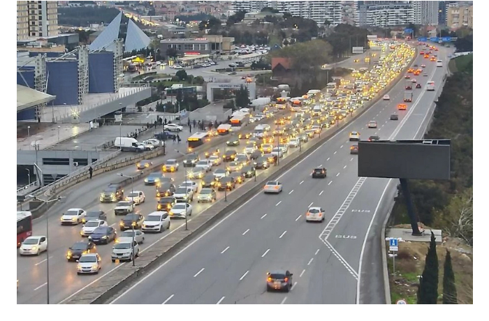 na-ryade-ulits-i-prospektov-baku-zatrudneno-dvizhenie-transporta