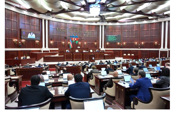 nachalos-poslednee-plenarnoe-zasedanie-osenney-sessii-milli-medzhlisa