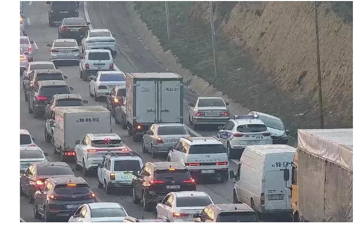 na-ryade-ulits-i-prospektov-baku-zatrudneno-dvizhenie-transporta