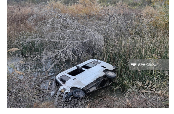 v-shamkire-mikroavtobus-oprokinulsya-v-vodokanal-postradali-shest-chelovek