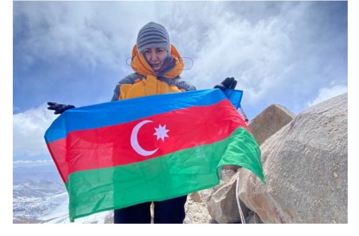 azerbaydzhanskaya-alpinistka-pokorila-vysochayshuyu-vershinu-antarktidy