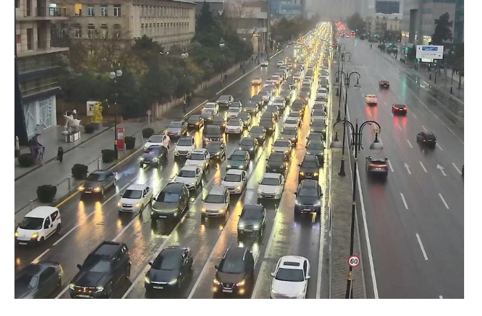 na-ryade-ulits-i-prospektov-baku-zatrudneno-dvizhenie-transporta