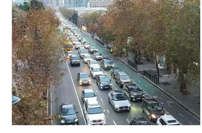 v-baku-na-ryade-ulits-i-prospektov-zatrudneno-dvizhenie-transporta