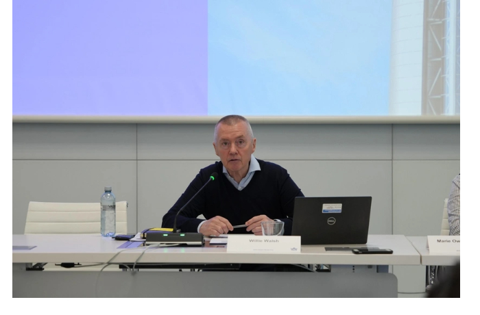 iata-apple-zarabatyvaet-na-chekhle-dlya-iphone-bolshe-chem-aviakompaniya-na-odnom-passazhire