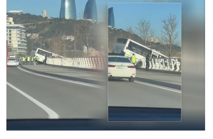 v-baku-avtobus-vyletel-na-territoriyu-primorskogo-bulvara