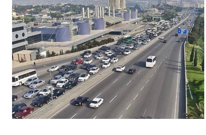 na-ryade-ulits-i-prospektov-baku-zatrudneno-dvizhenie-transporta