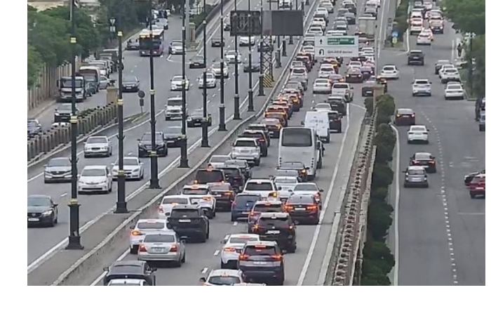 na-ryade-ulits-i-prospektov-baku-zatrudneno-dvizhenie-transporta