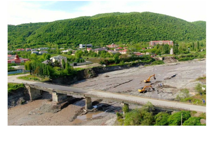 nachalos-stroitelstvo-novogo-mosta-cherez-reku-garachay