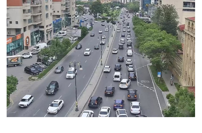 na-ryade-ulits-i-prospektov-baku-zatrudneno-dvizhenie-transporta
