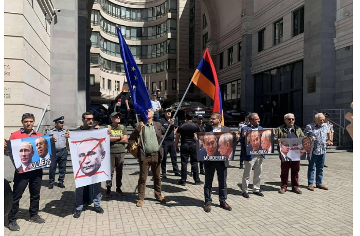 v-yerevane-lavrova-vstretili-s-plakatami-putin-ubiytsa